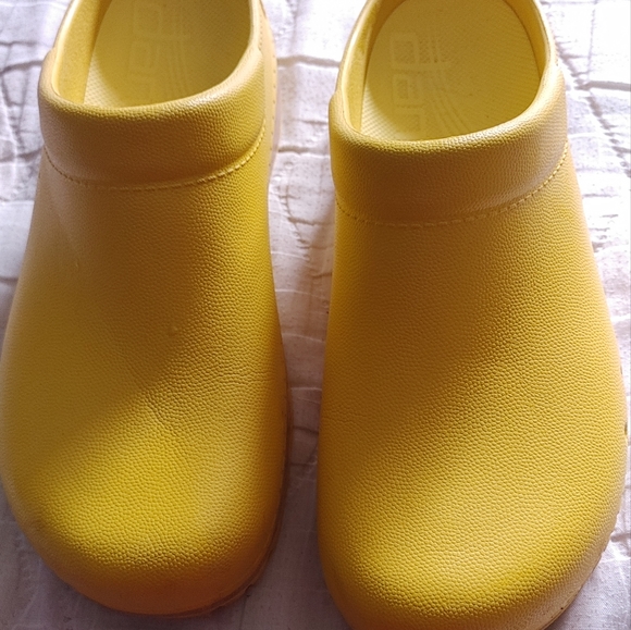 Dansko Shoes - Dansko Kane EVA Yellow Clogs SZ.39(8.5-9)